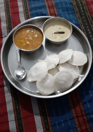 इडली सांभर (idli sambar recipe in Hindi) रेसिपी मुख्य फोटो