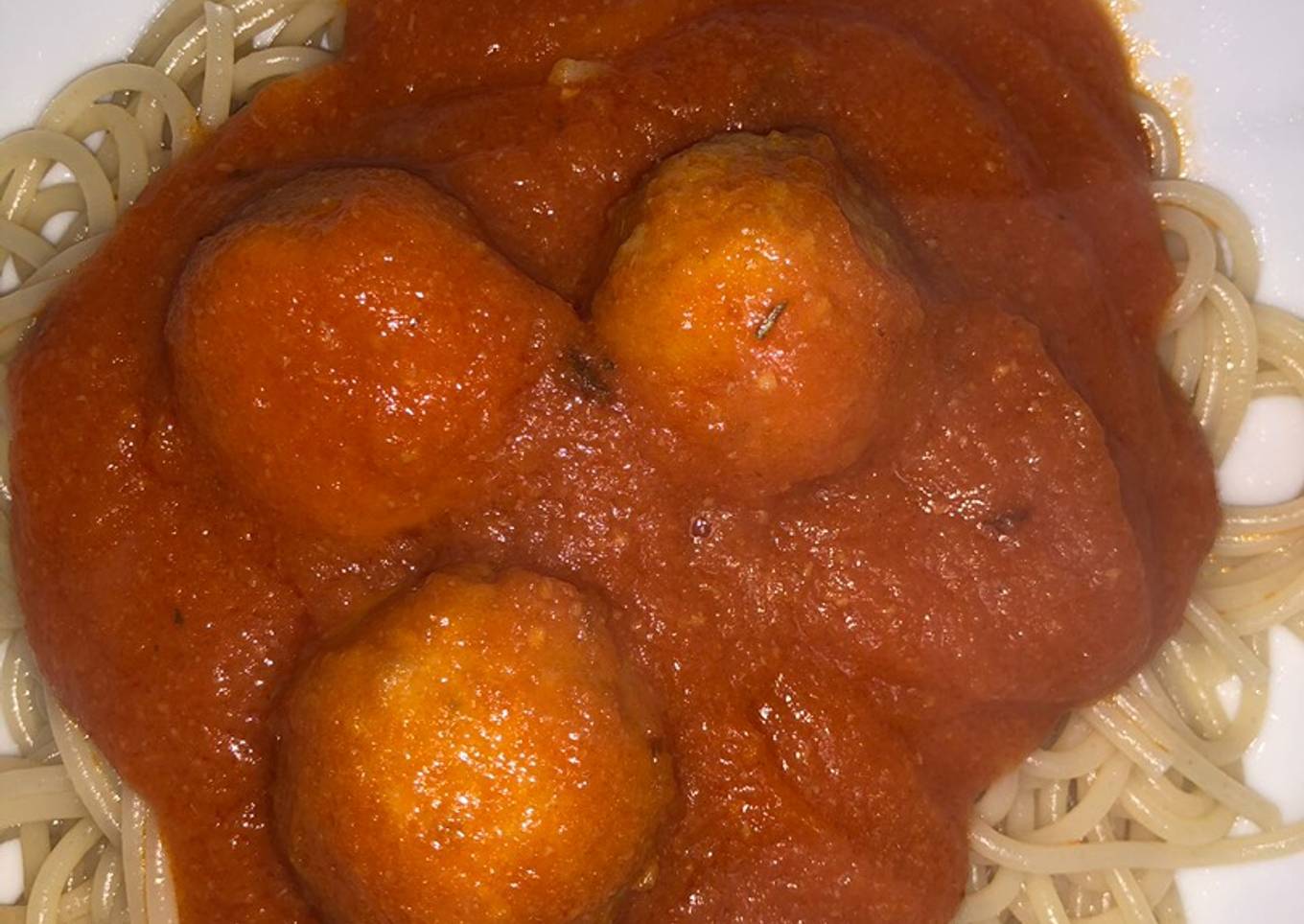 Espaguetis con albóndigas
