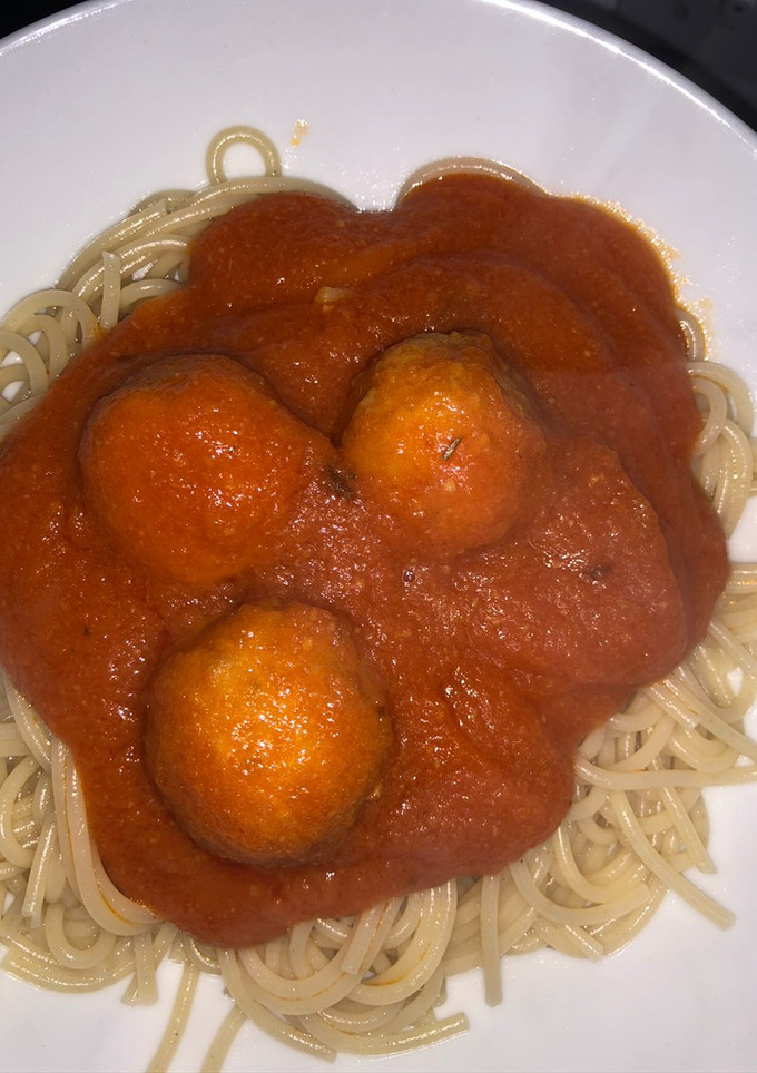 Una foto de Espaguetis con albóndigas
