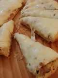 Figaza rellena de salchichas y huevo con mozzarella