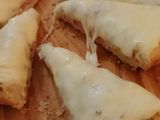 Figaza rellena de salchichas y huevo con mozzarella