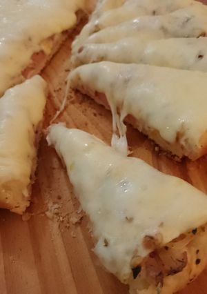 Una foto de Figaza rellena de salchichas y huevo con mozzarella