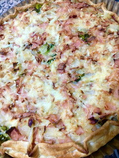 Una foto de TARTA ESTILO 🇮🇹ITALIANA🇮🇹 DE 🥦BRÓCOLI🥦 JAMÓN Y QUESO 🧀 🫕