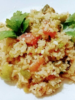 Una foto de Arroz integral con verduras ☺😉😍