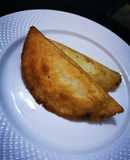 Empanaditas de atún guisado con queso rallado