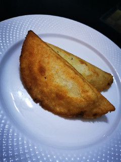 Una foto de Empanaditas de atún guisado con queso rallado