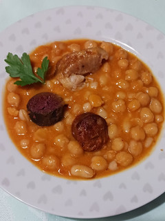 Una foto de Potaje de garbanzos y alubias con pringada. Berza Andaluza