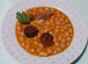 Una foto de Potaje de garbanzos y alubias con pringada. Berza Andaluza