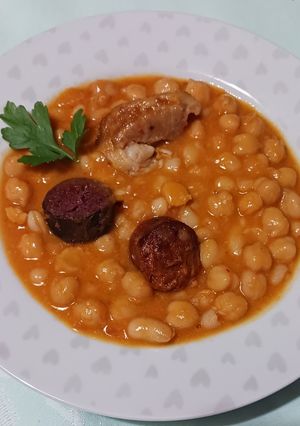 Una foto de Potaje de garbanzos y alubias con pringada. Berza Andaluza