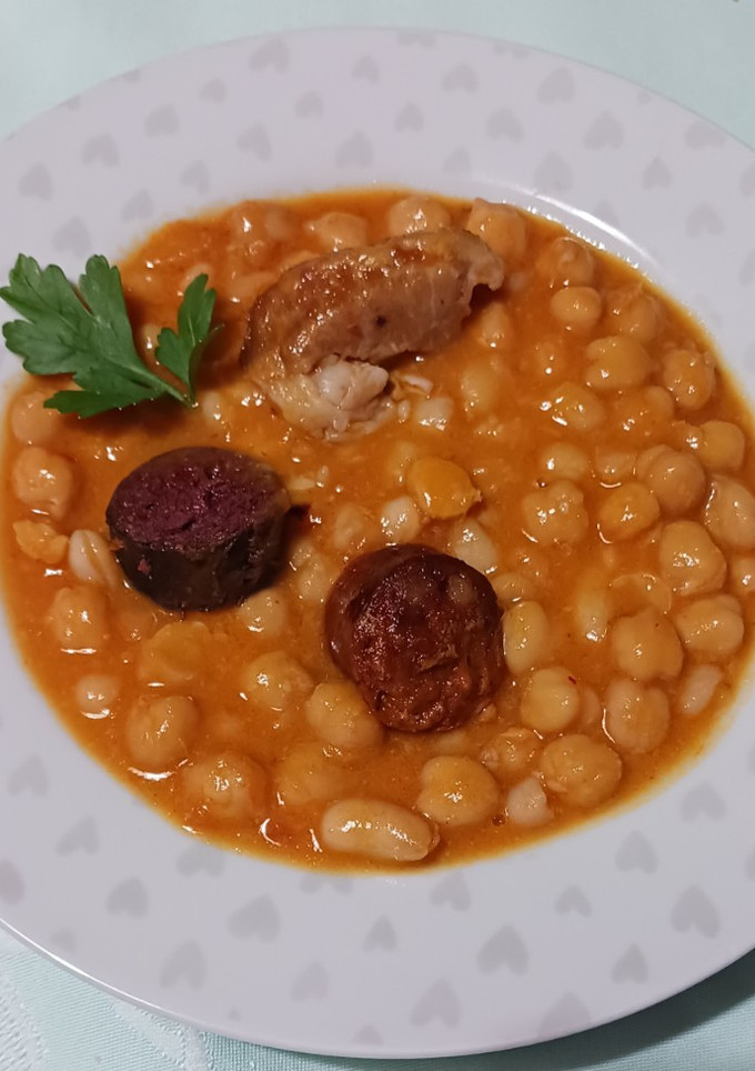 Una foto de Potaje de garbanzos y alubias con pringada. Berza Andaluza
