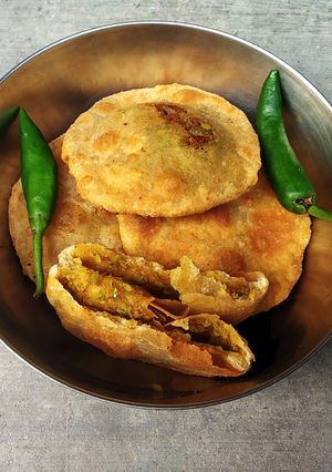 मटर कचौड़ी (matar kachodi recipe in Hindi) रेसिपी मुख्य फोटो