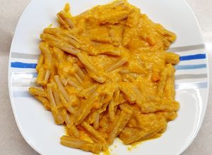 Foto di Pasta con crema di lenticchie rosse e carote alla curcuma