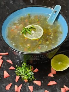 લેમન કોરીયેન્ડર સૂપ (Lemon Coriander Soup Recipe in Gujarati) રેસીપી મુખ્ય ફોટો
