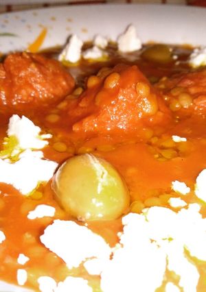Φωτογραφία της συνταγής Φακές με χωριάτικο λουκάνικο και σπιτική χωριάτικη φέτα
