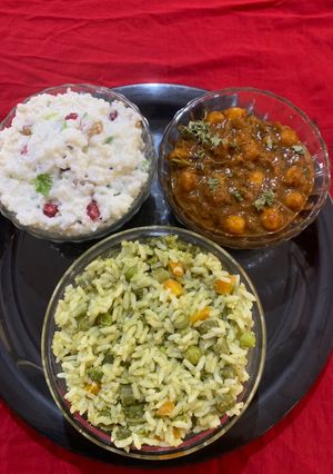 A picture of Satvik platter of Pulao chole masala and curd rice.