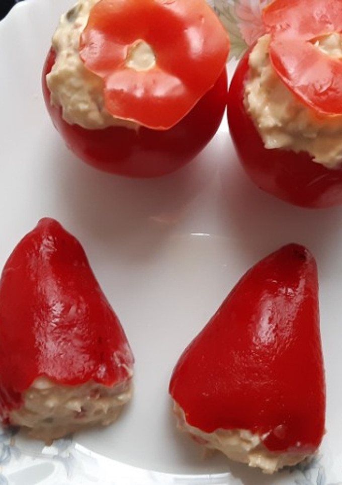 Una foto de Tomates y piquillos rellenos de pescado