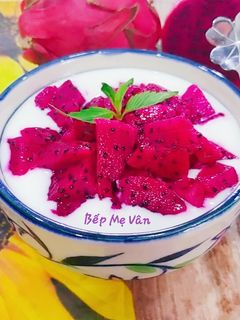 Hình của món Sữa chua dằm thanh long đỏ.