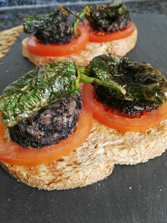 Una foto de Tostas de morcilla de Burgos y pimientos de Padrón