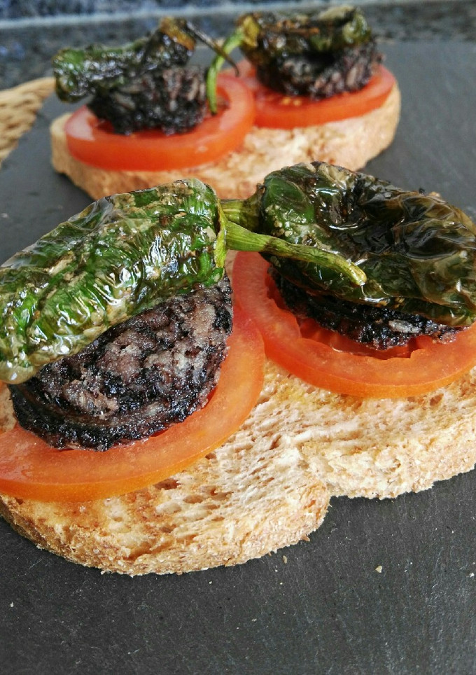 Una foto de Tostas de morcilla de Burgos y pimientos de Padrón