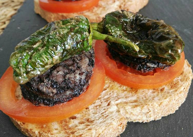 Tostas de morcilla de Burgos y pimientos de Padrón