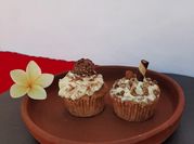 Una foto de manzanas con crema para batir