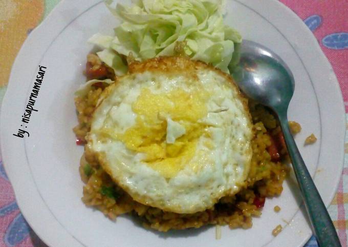 Nasi Goreng Komplit (Sosis, Bakso Ikan dan Telor Ceplok)