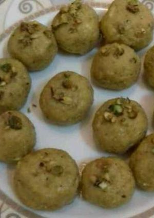 கடலை மாவு லட்டு (பேசன் லட்டு) (Besan laddo recipe in tamil) செய்முறை முக்கிய புகைப்படம்