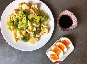 Hình của món Súp Lơ Luộc Cùng Trứng Lòng Đào.