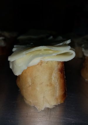 Una foto de Pan al ajillo gratinado 🍞