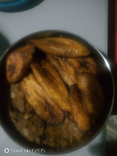 A picture of Portage beans and fried plantain.