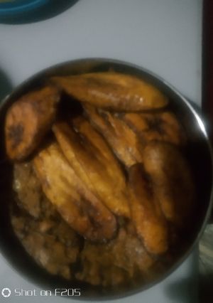 A picture of Portage beans and fried plantain.