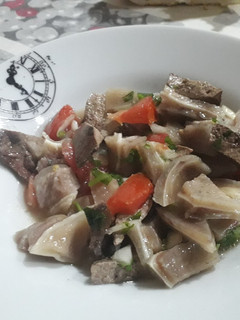Una foto de Hígado y oreja de cerdo en ensalada