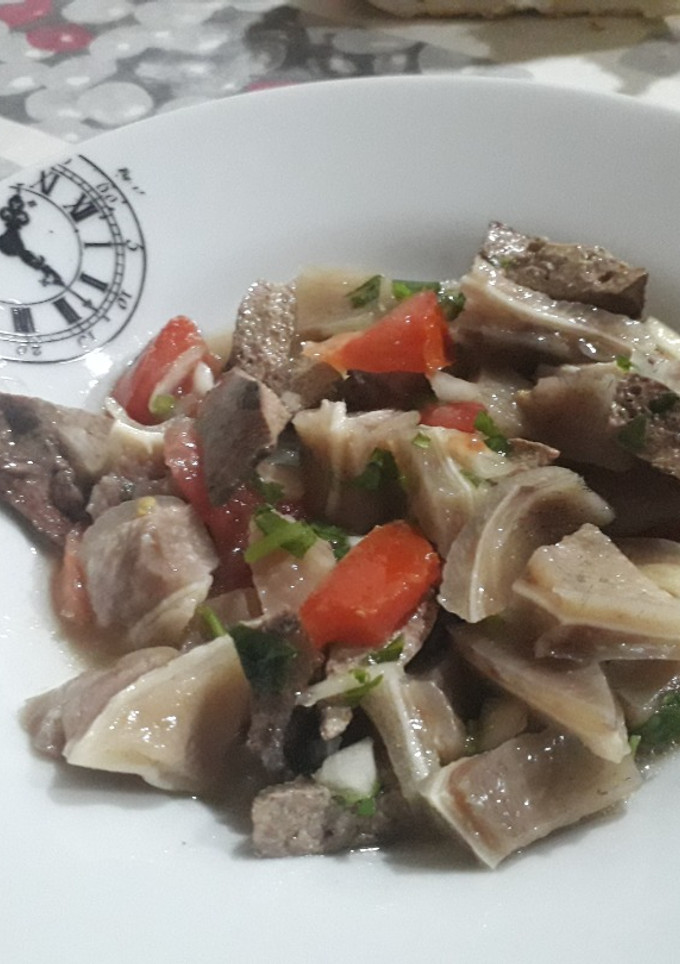 Una foto de Hígado y oreja de cerdo en ensalada