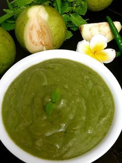 पुदीना अमरुद की चटनी (pudina amrud ki chutney recipe in Hindi) रेसिपी मुख्य फोटो