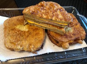 Sajtos-sonkás bundás kenyér recept fotója