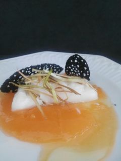 Una foto de Bacalao confitado con crujiente de puerro