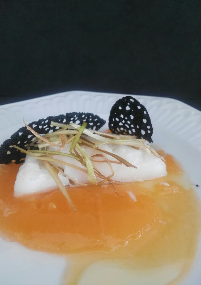 Una foto de Bacalao confitado con crujiente de puerro