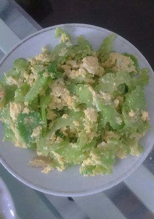 Hình của món Khổ qua xào trứng.