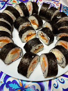 Una foto de Makis de surimi y salmón