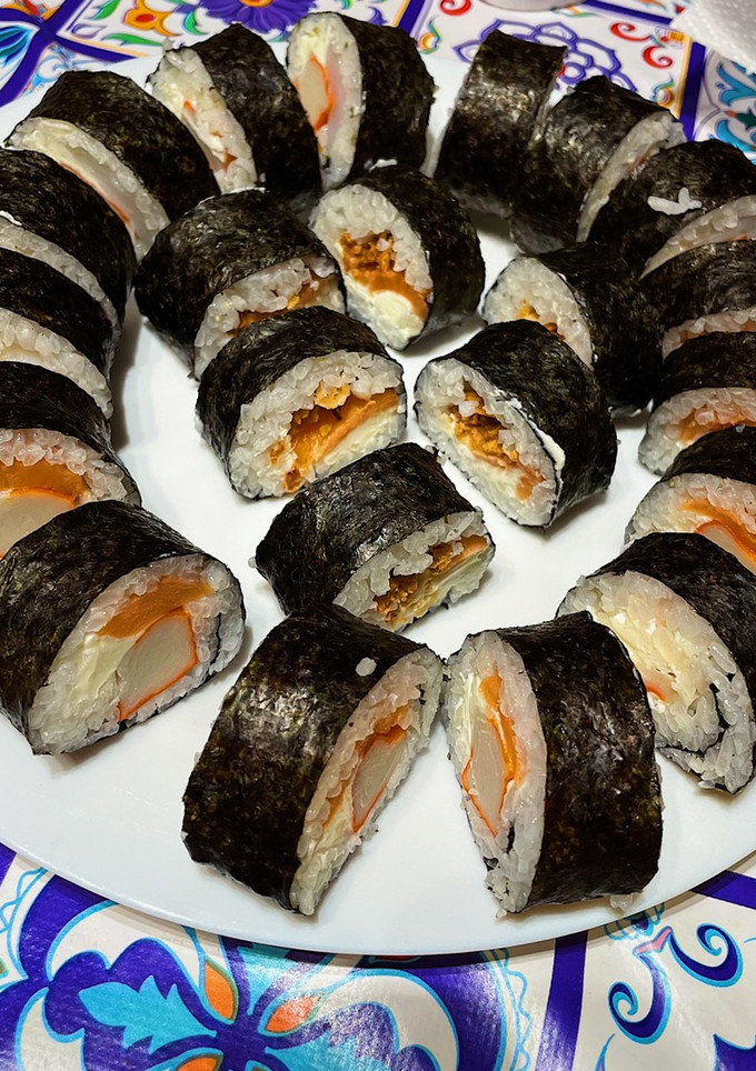 Una foto de Makis de surimi y salmón