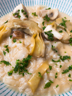 Una foto de Risotto de alcachofas y portobello