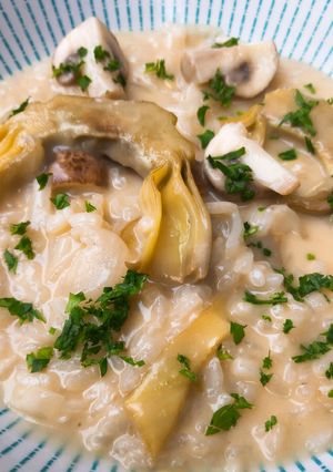 Una foto de Risotto de alcachofas y portobello