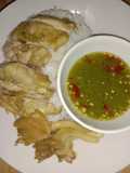 ข้าวหน้าไก่นึ่งสมุนไพร (Steamed Chicken with Herbs on Rice)