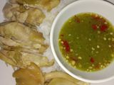 ข้าวหน้าไก่นึ่งสมุนไพร (Steamed Chicken with Herbs on Rice)