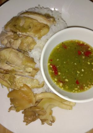 รูปของ ข้าวหน้าไก่นึ่งสมุนไพร (Steamed Chicken with Herbs on Rice)