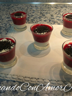 Una foto de Crema de queso con coulís de frambuesas, para San Valentín