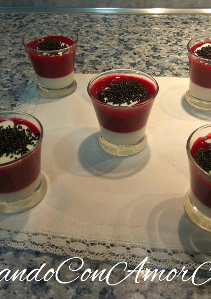 Una foto de Crema de queso con coulís de frambuesas, para San Valentín