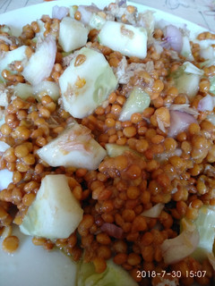 Una foto de Ensalada de pepino y lentejas