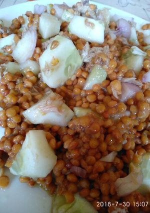 Una foto de Ensalada de pepino y lentejas