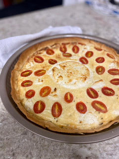 Una foto de Quiche de queso de cabra, tomates cherry y bacon